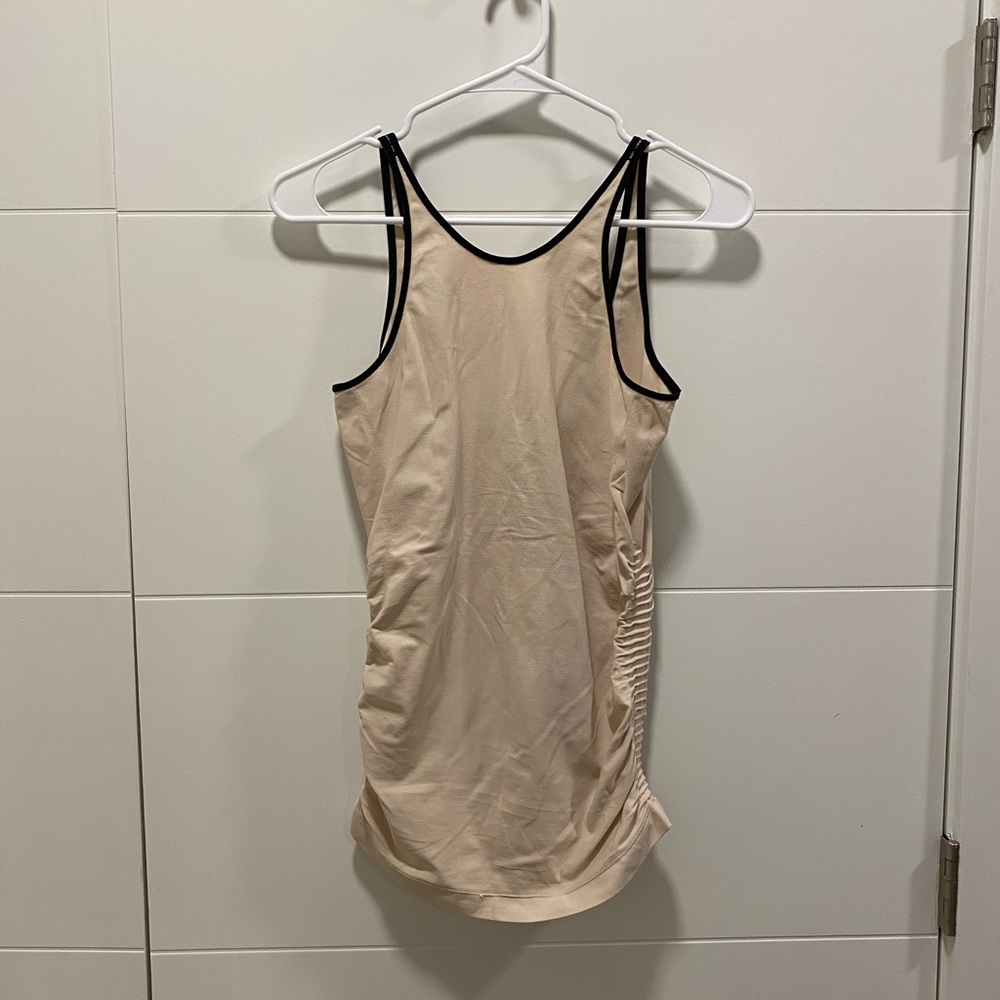 High neck lululemon tank. Size 6. Warn only a few times.
